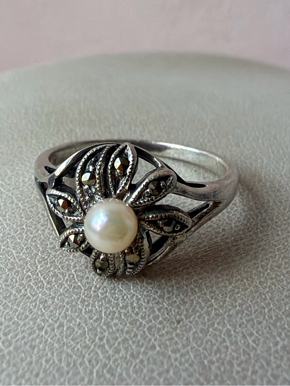 VINTAGE ROUND WHITE PEARL & MARCASITES RING 925 STERLING SILVER - Picture 11 of 16